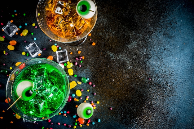 Gespenstische grüne, orange Martini-Cocktails Halloweens
