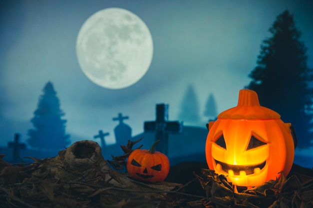 Gespenstischer Friedhof mit leuchtendem Halloween-Kürbis