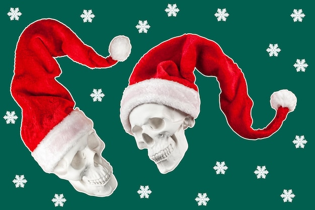 Gespenstischer Schädel mit zwei Weißen im hellen roten Weihnachtsmann-Hut auf grünem Hintergrund mit flippigen Weihnachten der Schneeflocken