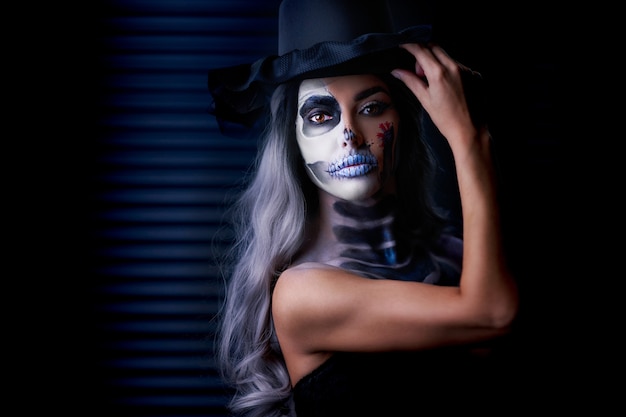 Gespenstisches Porträt einer Frau im gotischen Halloween-Make-up