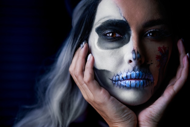 Gespenstisches Porträt einer Frau im gotischen Halloween-Make-up