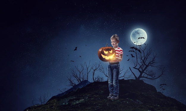 Gespenstisches und beängstigendes Halloween-Bild. Gemischte Medien