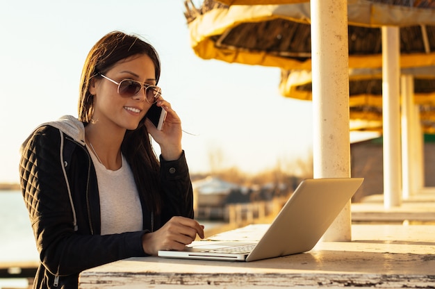 Gespräch mit Freund am Telefon bei der Arbeit im Freien