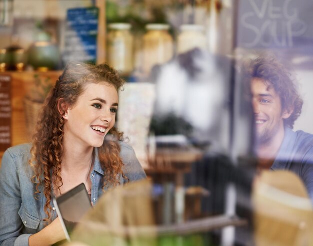 Foto gesprächsfenster und leute im restaurant zusammen für die bindung sozialer zusammenkünfte und mittagessen café shop brunch und vielfalt mit einer gruppe von freunden entspannen sie sich im café für gesprächsgetränke und glückliches gesicht