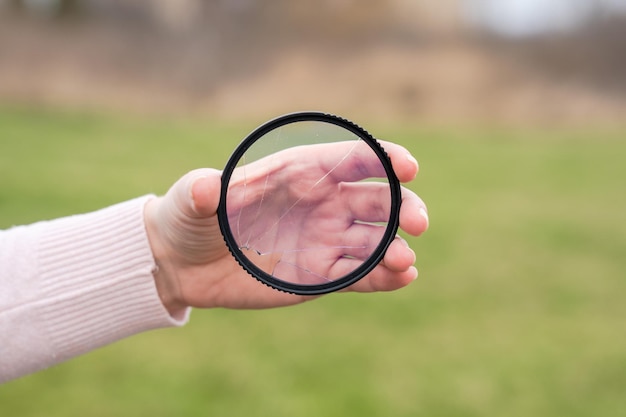 Gesprungenes Schutzglas. Zerbrochener Fotofilter der Kamera