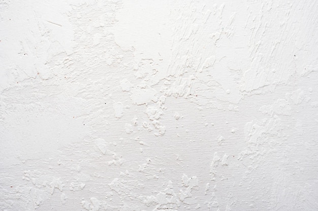 Gesso artístico em uma parede cinza e branca