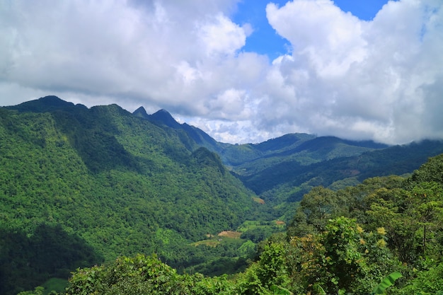 Gestalten Sie Ansicht der Berge mit Wolken und blauem Himmel in der Landschaft von Thailand landschaftlich.