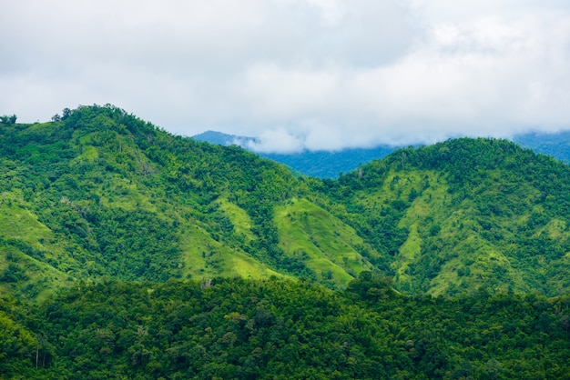 Gestalten Sie Ansichthaus auf Hügel von Wat Phra That Pha Son Kaew bei Khao Kho, Phetchabun landschaftlich