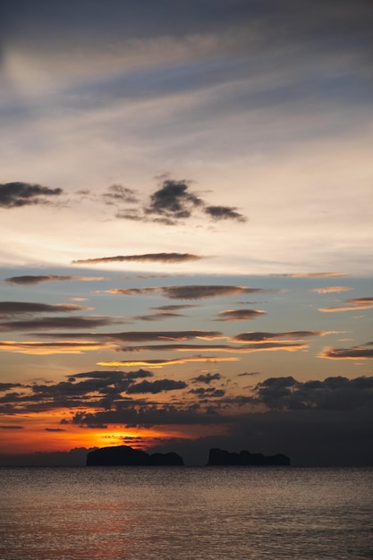 Gestalten Sie Bild eines schönen Sonnenunterganghimmels am Meer landschaftlich