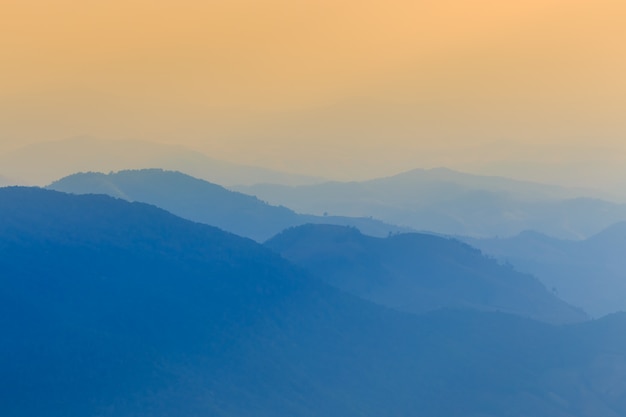 Gestalten Sie den Berg und warmes Licht landschaftlich und regnerisch in der Natur, Doi Inthanon, Chiangmai Thailand