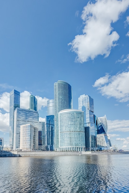 Gestalten Sie mit Blick auf Moskau-Stadt von Wolkenkratzern in der Sommerzeit unter einem blauen Himmel landschaftlich