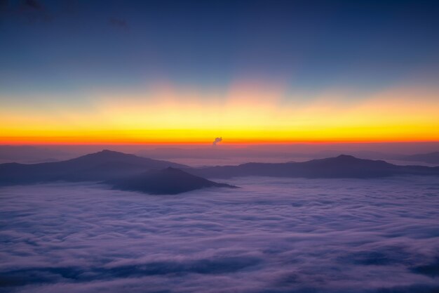 Gestalten Sie mit dem Nebel an Berg Pha Tung in der Sonnenaufgangzeit, Chiang Rai Province, Thailand landschaftlich