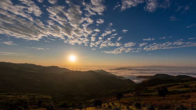 Gestalten Sie Naturansicht am Morgen auf dem Gebirgsnebel Chiang Rai Thailand landschaftlich