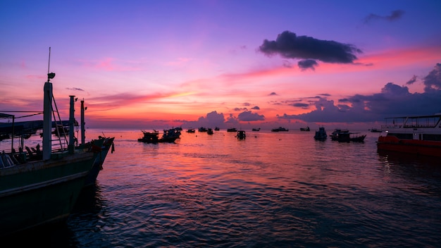 Gestalten Sie Naturansicht, schönen hellen Sonnenaufgang oder Sonnenuntergang über Meer landschaftlich