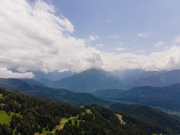 Gestalten Sie Sommergrüne Berge mit Wolken in Sotschi landschaftlich