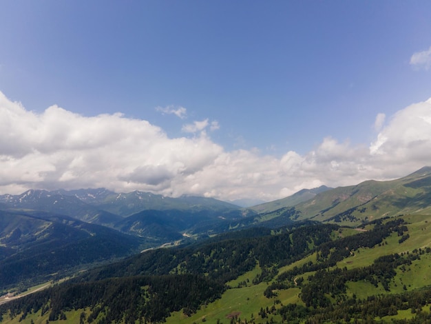 Gestalten Sie Sommergrüne Berge mit Wolken in Sotschi landschaftlich