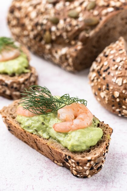 Gestampfte Avocado des Vollkornbrotes mit Garnele