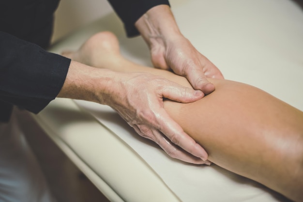 Gestão de massagem de uma mulher em um centro de bem-estar mãos oleadas no corpo músculos relaxantes exercício holístico