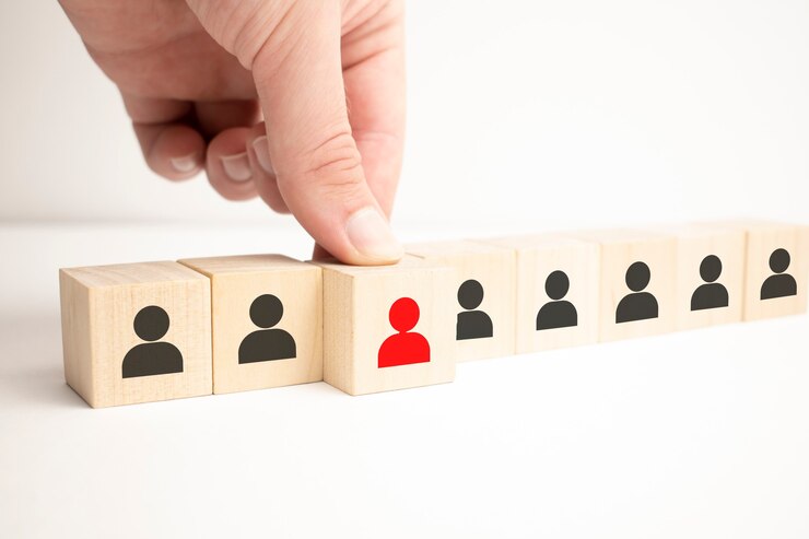 Gestão de recursos humanos e conceito de equipe de construção de negócios de recrutamento. Bloco de cubos de madeira no topo com ícone
