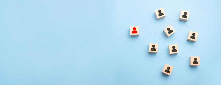 Gestão de recursos humanos e conceito de negócios de recrutamento Mão colocando bloco de cubo de madeira na escada superior Copiar espaço
