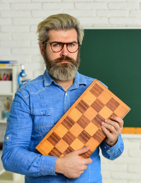 Gestão e liderança jogo de tabuleiro homem esperto jogando xadrez