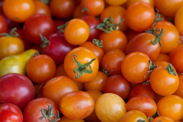 Gestapelt von reifen Tomaten organisch