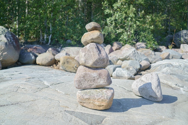 Gestapelte Felsen balancieren das Stapeln mit Präzision. Steinturm am Ufer. Kopierraum