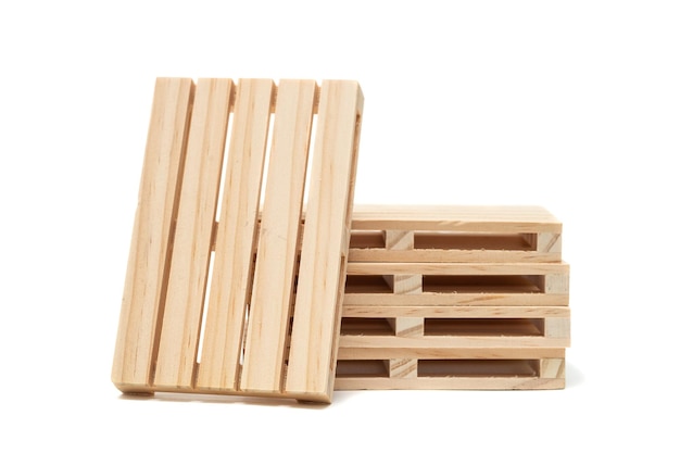 Gestapelte Industrie-Holzpaletten für isolierende Ladung