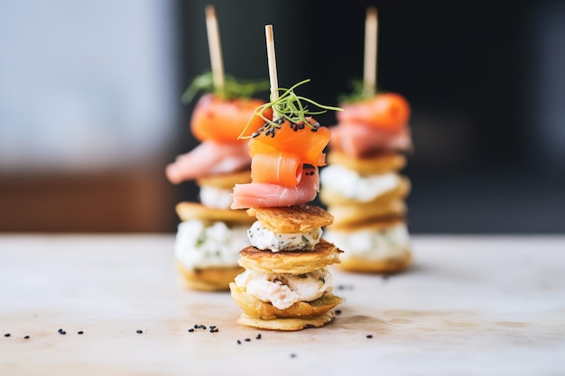 gestapelte Mini-Bagels mit Creme-Käse auf einem Stock