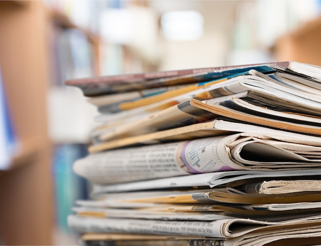 Gestapelte Zeitschriften auf hellem Hintergrund, Nahaufnahme