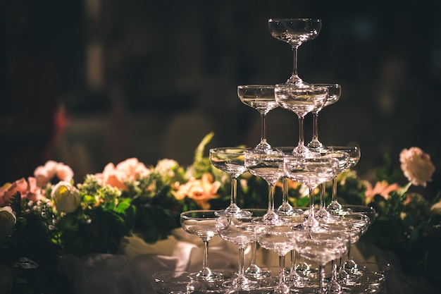 Foto gestapeltes champagner-gießglas bei hochzeiten und feiern ideen für feiern und feste