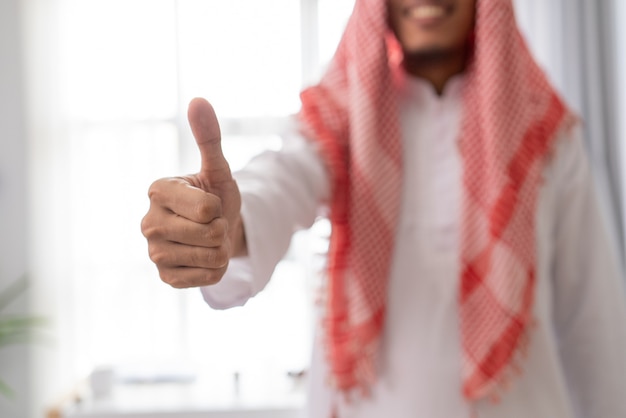 Geste des arabischen muslimischen Geschäftsmannes, der Daumen oben zeigt