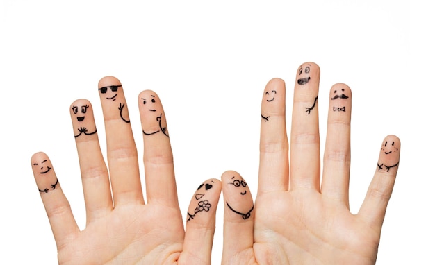 Geste, Familie, Hochzeit, Menschen und Körperteile Konzept - Nahaufnahme von zwei Händen, die Finger mit Smiley-Gesichtern zeigen