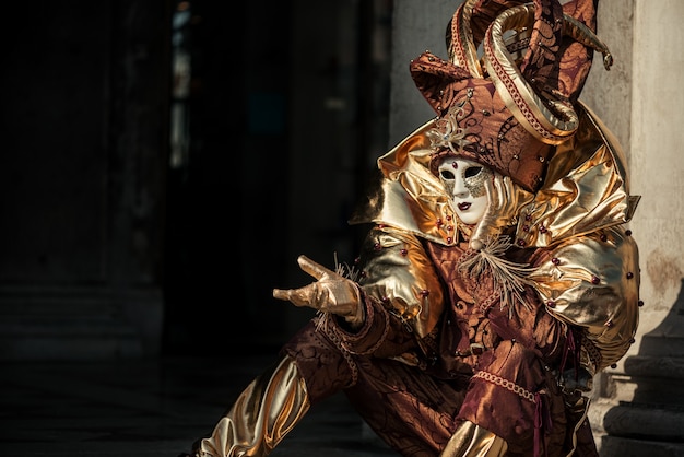 Gesticulando na fantasia de carnaval veneziano de arlequim