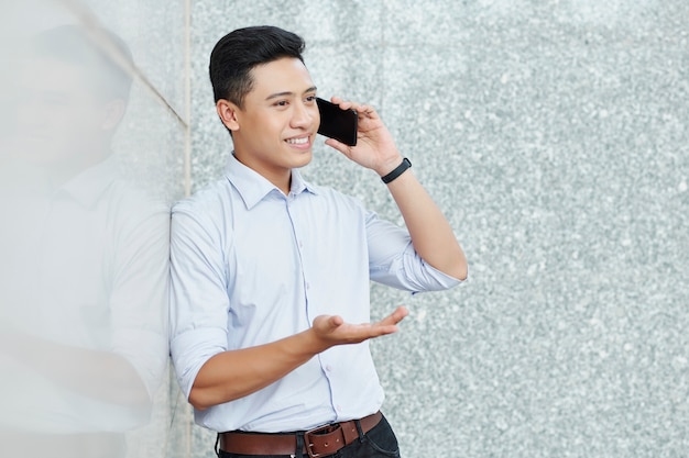 Gesticular empresário falando ao telefone