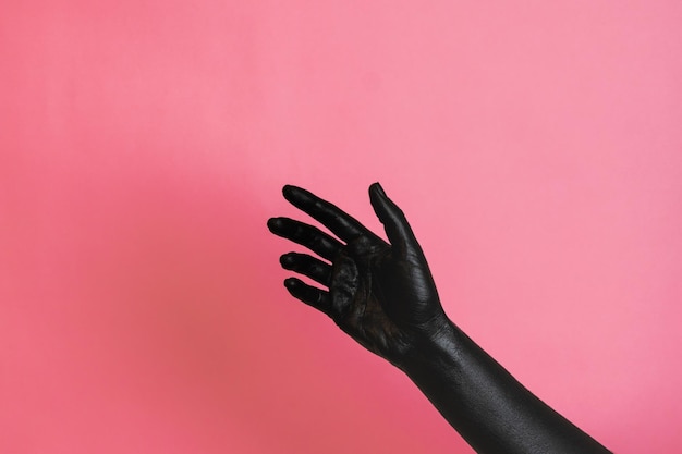 Foto gestikulation einer schwarz bemalten eleganten frau mit der hand auf ihrer haut high fashion kunstkonzept