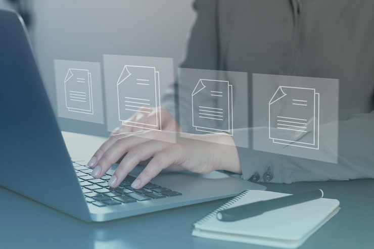 Foto gestión de documentos electrónicos mujer que trabaja en la computadora portátil en el primer plano de la mesa
