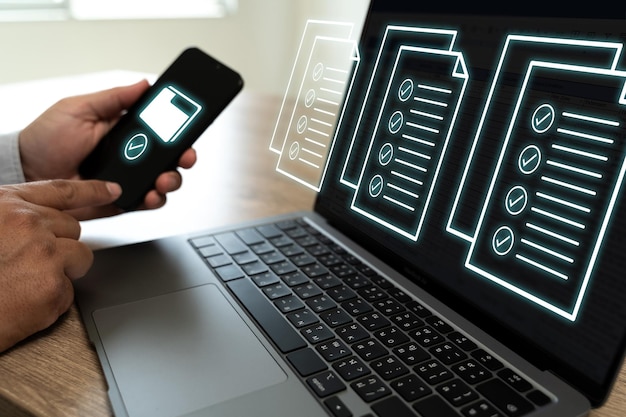 Gestión de documentos Los empresarios comprueban los documentos electrónicos en la base de datos de documentación en línea de la tableta digital