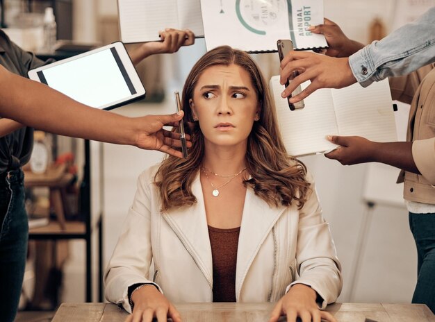 Foto gestión del estrés y multitarea mujer gerente con ansiedad agotamiento y problema de enfoque trabajando en la oficina llamada telefónica de tableta y documentos caos del equipo corporativo jefe o ejecutivo y manos de la gente