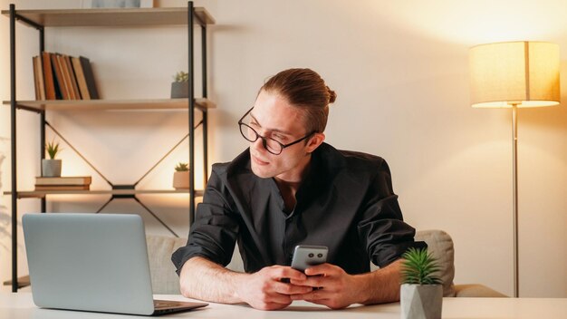 Foto gestión de negocios digitales en línea hombre oficina en casa