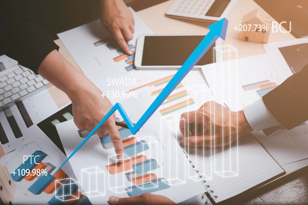 Gestión de proyectos y transacciones financieras punto de contacto comercial en línea en el análisis financiero de datos mientras se discute la planificación del presupuesto de promoción de la marca aumentando la conciencia de la empresa en las redes sociales