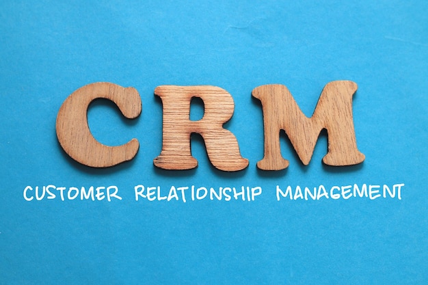 Gestión de la relación con el cliente (CRM) palabras de texto tipografía escritas en fondo azul