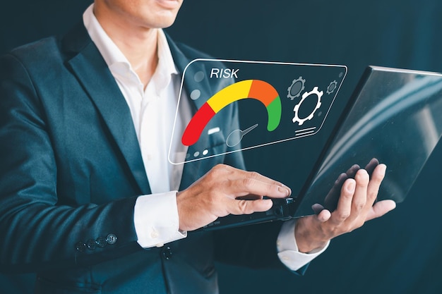 Gestión de riesgos Empresario tocando indicador de nivel de riesgo virtual de bajo a alto para análisis financiero y empresarial Evaluación de riesgos financieros Estrategia de inversión de mitigación de riesgos del proyecto