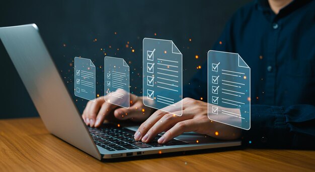 Gestión de tareas digitales en computadora portátil con íconos de lista de comprobación futurista