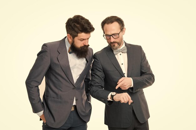 Foto gestión del tiempo hombres maduros tienen su propia sociedad de negocios de jefes hombres aislados en hombres de negocios de barba blanca en traje formal reunión de negocios equipo éxito colaboración y trabajo en equipo tiempo para trabajar