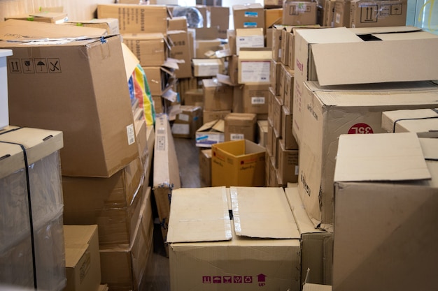 Gestione el espacio en logística con el embalaje de cajas de papel en la tienda
