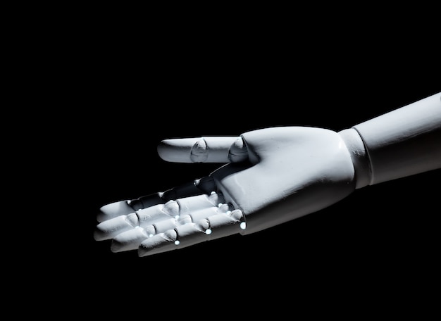 Gesto abierto de mano robot blanco aislado sobre fondo negro