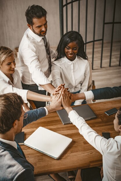 Foto gesto cinco alto da equipe de negócios na reunião