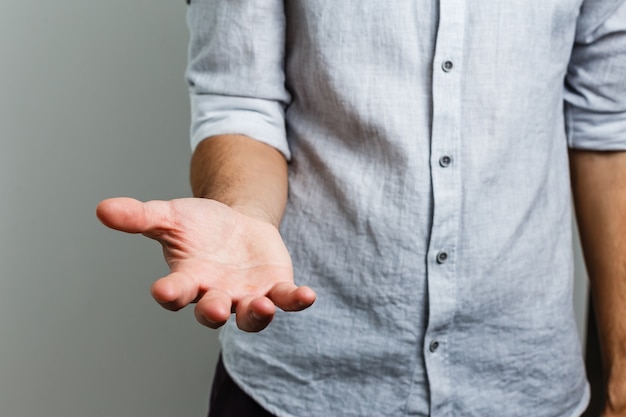 Gesto com a palma da mão aberta de mão masculina. Isolado no fundo branco.