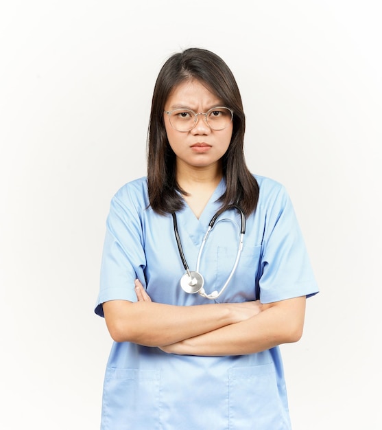 Gesto com raiva do jovem médico asiático isolado no fundo branco